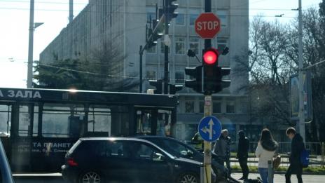 Варненски автобус мина на червено и отнесе "Пежо", пострадаха жена и дете