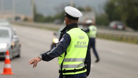 КАТ спря от движение 52 коли и 5 мотоциклета заради шумни двигатели и вредни емисии