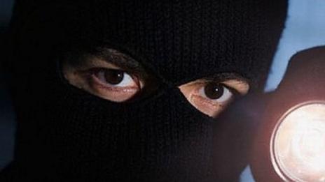 Маскиран и въоръжен обра денонощен магазин