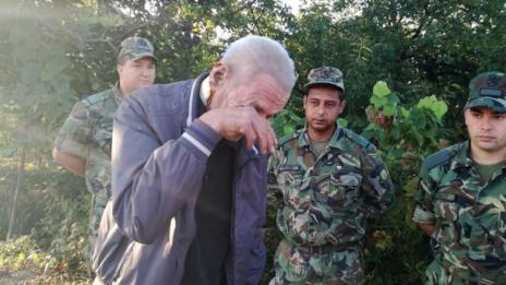 Емоционална среща: Възрастен мъж благодари на военни, спасили го от пожар