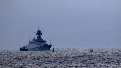 Русия прати боен кораб към Азовско море
