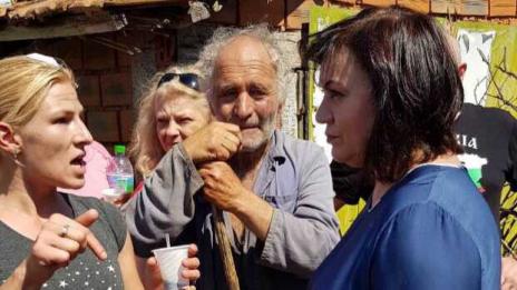 Нинова в с. Шарково: Решението за евтанизиране на животните е от 4 юли, а резултатите от пробите - от 9 юли