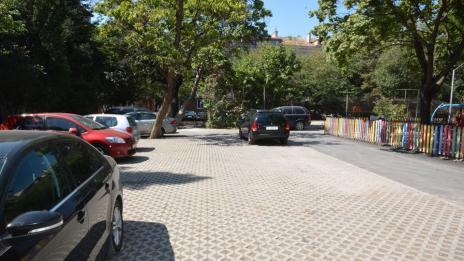 Кметът се похвали във Фейсбук с новите паркинги край блоковете във Варна