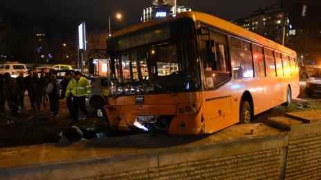 Автобус помля няколко коли и се заби до подлез в София