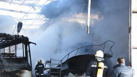 Снимки от пожара на ул.Девня във Варна