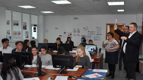 Ученици от три страни се обучаваха на предприемачество, като създадоха училищни фирми