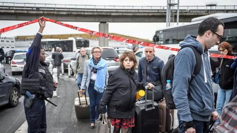 Въздушният трафик на летище „Орли“ е „напълно преустановен“ 