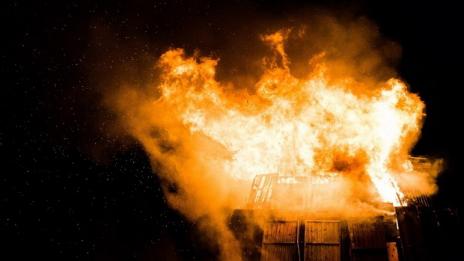 Експлозии и голям пожар в рафинерия в САЩ