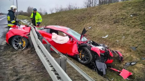Гъзарията Ferrari за 300 000 евро затрива. Шофьорът – невредим! СНИМКИ
