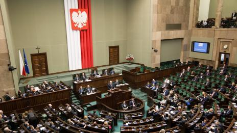 Полските депутати си намалиха заплатите 
