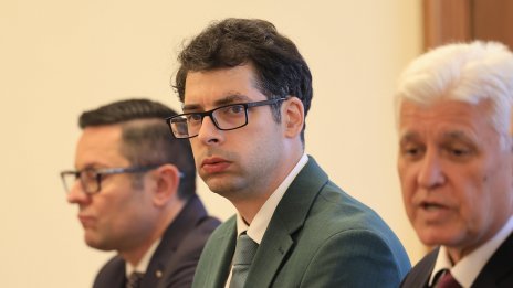 Пеканов: Няма да се намалява ДДС за туристическия бранш