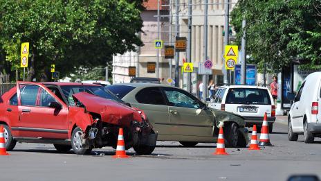 Пешеходка пострада след сблъсък между 2 коли във Варна(Снимки)