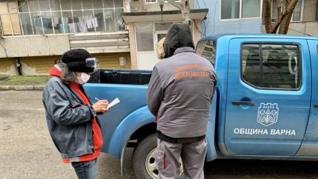 Вече 84 доброволци помагат на възрастни хора във Варна