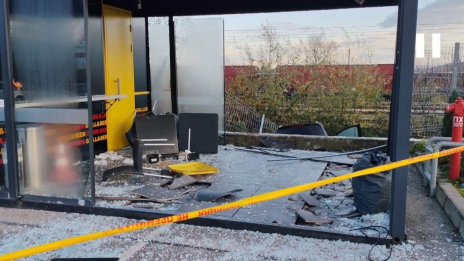 Кола се вряза в заведение за бързо хранене във Враца