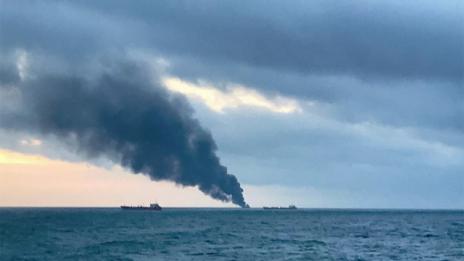 Пожарът на двата кораба в Черно море все още не е изгасен