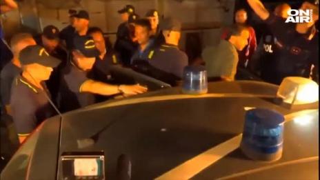 Арестуваха капитан на кораб, спасяващ мигранти  
