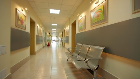 Дариха плодове и лакомства в Детската онкохематология във Варна