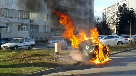 3 контейнера изгоряха във Варна