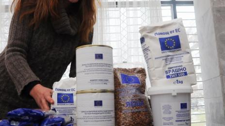 БЧК раздава хранителни продукти на хора в нужда 