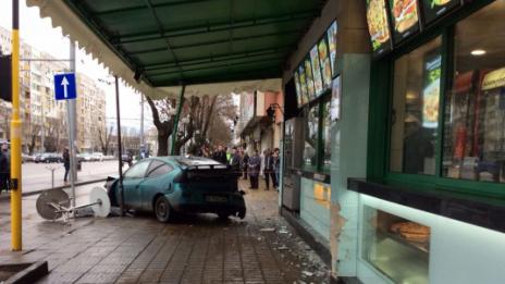 Автомобил се заби в заведение за бързо хранене в София