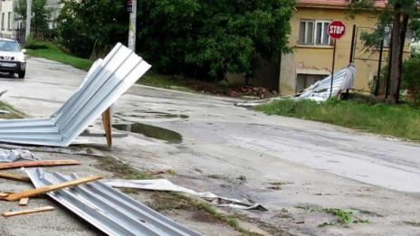 Силният вятър остави без ток врачански села