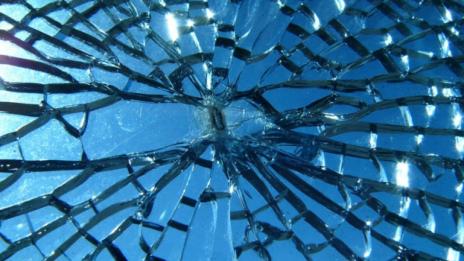 Вандали счупиха стъкла на кметства, нарязаха гуми на автобуси