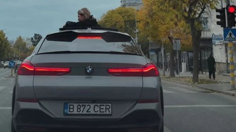 Румънка се развява през шибедаха на движеща се кола в центъра на Варна