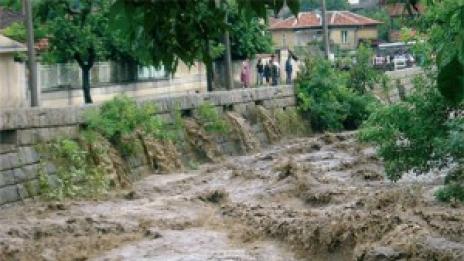 Поройните дъждове причиниха наводнения в страната