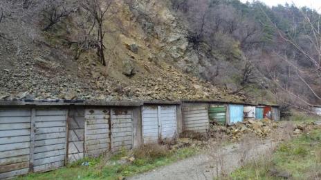 Три гаража са разбити при срутището в Дупница