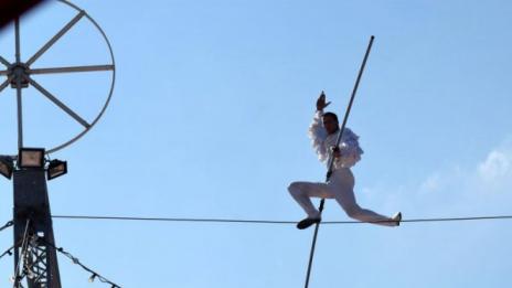 Акробат мина необезопасен на 15 м височина