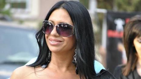 Сексбомбата Анита Мейзер празнува рожден ден по Скайп