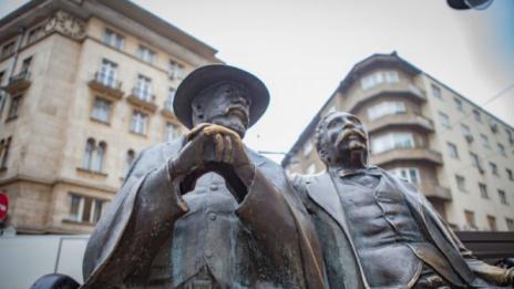 Поставят новия бастун на паметника на Славейкови до 10 дни
