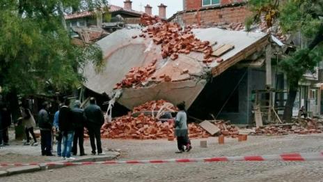 Незаконна двуетажна къща се срути в "Столипиново"