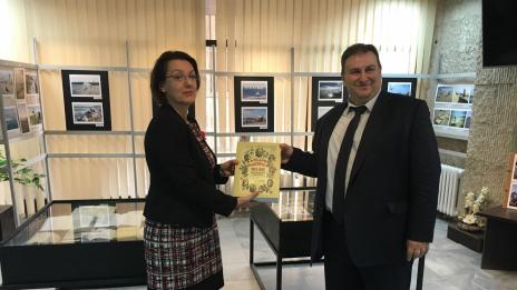 Евродепутатът Емил Радев подари исторически енциклопедии на варненската библиотека