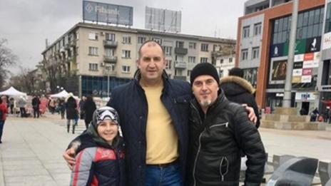Продавачки на мартеници се снимаха с президента и съпругата му
