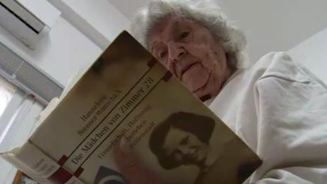 Разказът на една от последните оцелели в нацистките лагери на смъртта (ВИДEО)