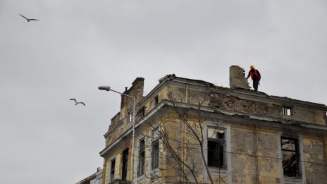 Събарят изоставената къща над басейн &quot;Приморски&quot; (СНИМКИ)