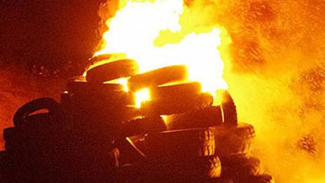 Автосервиз горя във „Владиславово“, мъж се обгази