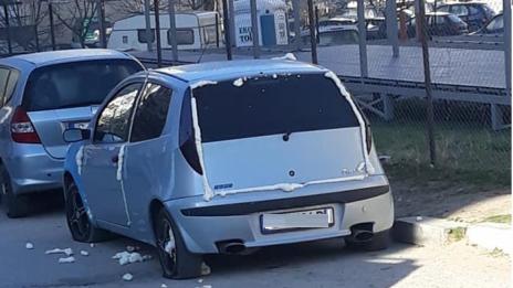 Запечатан с монтажна пяна и спукани гуми автомобил осъмна във Варна (СНИМКИ)