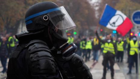 Сблъсъци, блокади във Франция: Гневът на "жълтите жилетки"  
