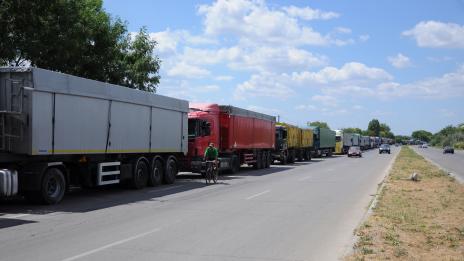 ТИР-ове чакат на километрична опашка на входа на Варна
