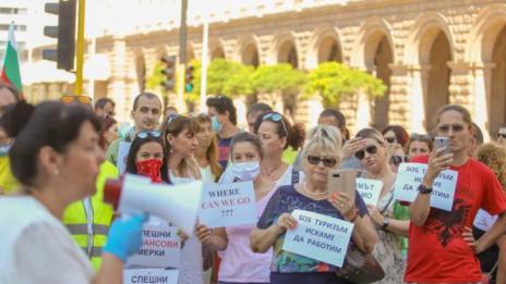 Туроператорите на жълтите павета искат среща с премиера