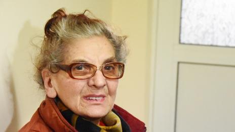 Баба Веска, станала муле на ало измамници, ще е под ключ в дома си (СНИМКИ)