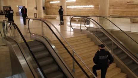 Френската полиция щурмува сграда в центъра на Париж