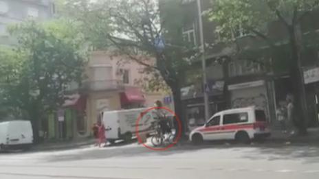 Велосипедистът, срязал гумите на линейка, все още не е наказан