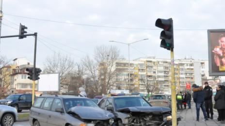 Двама с опасност за живота след отнето предимство във Варненско