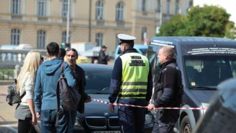 Изоставена раница вдигна на крак полицията пред Народното събрание