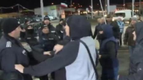Сблъсък между полиция и протестиращи в Перник  