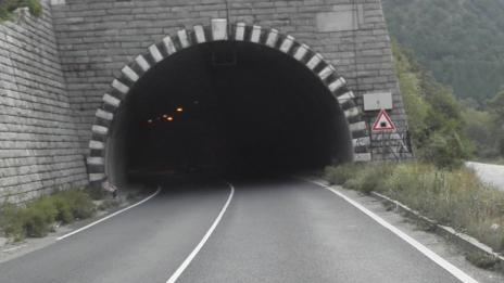 Двама работници са ранени в тунел край Бачково