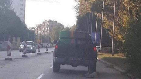 Социалните мрежи полудяха: Шофьор от Варна заснет да влачи куче с кола!